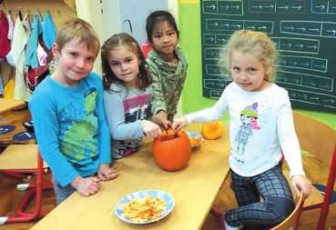 spoleãného vyrábûní ozdob a dekorací Oslava Adventu ve kole zaãala Vánoãními dílniãkami.