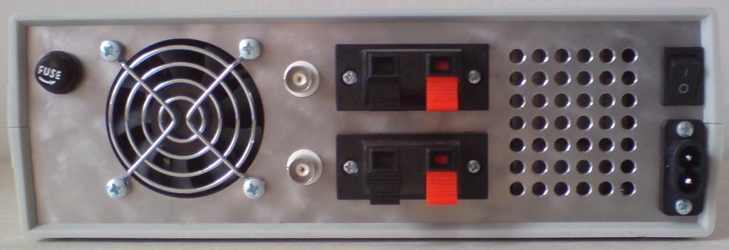 Veškeré propojení osc. a solenoidu popisuje obrázek zadního panelu viz: Obr. 5.5: Zadní panel Kde propojení osc. s výrobkem je uskutečněno pomocí dvou BNC konektorů. Připojení prim. a sek.
