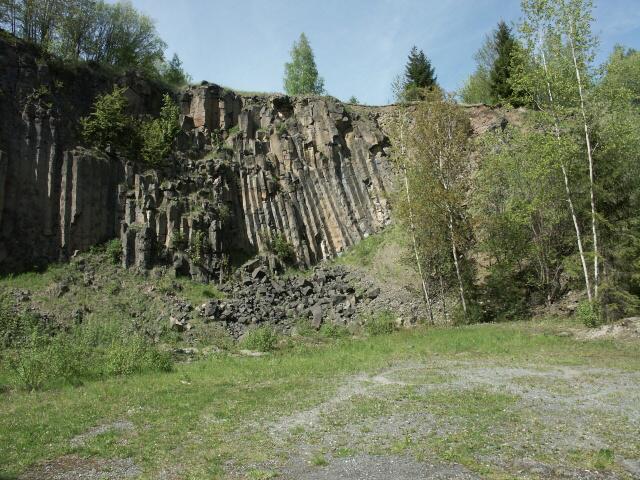 Obr. 15: Lávové proudy Venušiny sopky s vertikálně orientovanou sloupcovitou odlučností bazaltu. (převzato z http://kurz.geologie.sci.muni.cz/kapitola7.htm) Obr. 16: "Sopečné pumy" z Venušiny sopky.