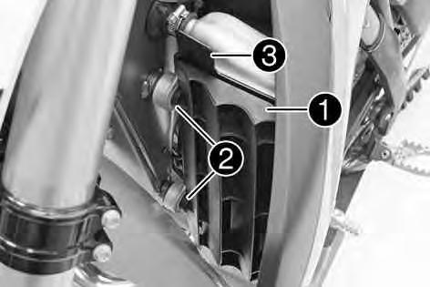 Montážní body2zavěste na chladič. L00942-10 15.5 Kontrola mrazuvzdornosti a hladiny chladicí kapaliny Nebezpečí opaření Chladicí kapalina je při provozu motocyklu velice horká a je pod tlakem.