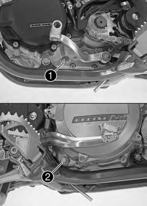 17 SERVISNÍ PRÁCE NA MOTORU 93 17.3 Vypuštění převodového oleje x Nebezpečí opaření Motorový resp. převodový olej je při provozu motocyklu velmi horký.