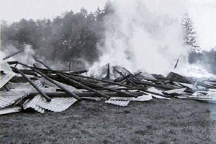 Vyhořelý sklad slámy v objektu JZD Letohrad středisko Hnátnice. Ze založení požáru byl obviněn Milan Vyhnálek. Foto: ABS sběrací vozy, které byly ve vlastnictví JZD Letohrad.