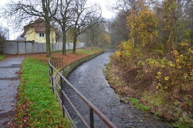 Další lávka pro pěší M35 byla postavena v profilu ř. km 32.192. Pod ní přechází úprava opět na lichoběžníkový profil (Foto 3.7). Nejvýznamnějším objektem v tomto úseku je pak silniční most M34 v ř.