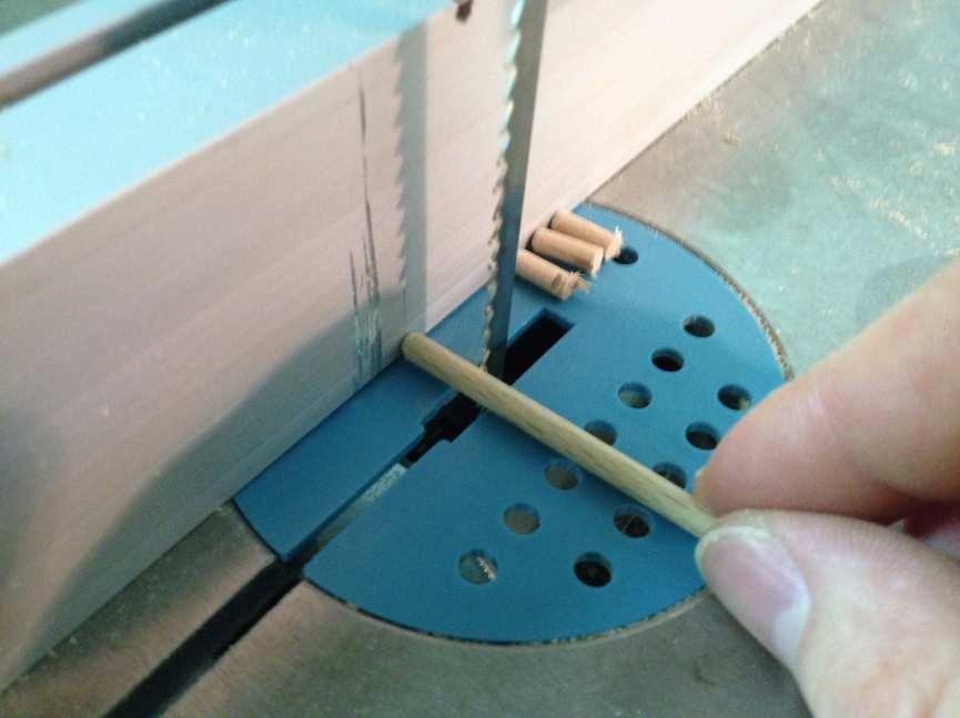 Z bukové kulatinky o průměru 4 mm si nařežeme kolíčky délky 11 mm.