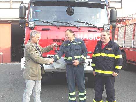 Nový pomocník pro naši ochranu Zastupitelé Obce Petrovice zařadili do programu rozvoje naší obce ve volebním období 2014 2018 mimo jiné i obnovu hasičské techniky.