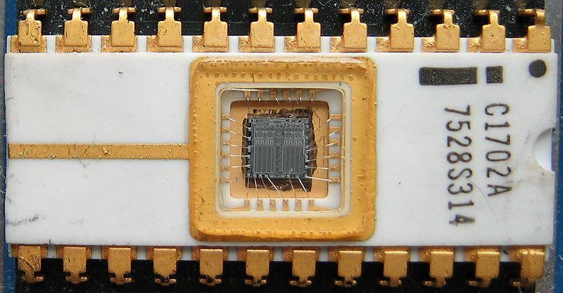 1 EPROM - jedná se o typ paměti, jejíž obsah je mazatelný ultrafialovým