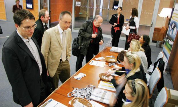 konference a kongresy Detaily rozhodují o úspěchu konference, to platí i pro hostesky s tištěnou pozvánkou jde již skoro tradiční webová stránka konference (může být odkazem na firemních stránkách),