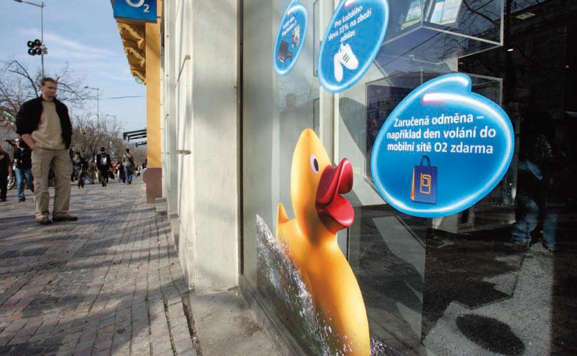 podlinka 2. místo s výslednou známkou 2,5 Telefónica O2, prodejna na Václavském náměstí Tady nás přivítala nejšpinavější výloha a slunečné počasí odhalilo i odlupující se plakáty.