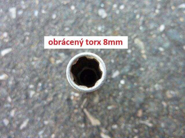 23.) Nyní potřebujete malou ráčnu, obrácený Torx 8mm a různě dlouhé nástavce a povolte šrouby vyznačené