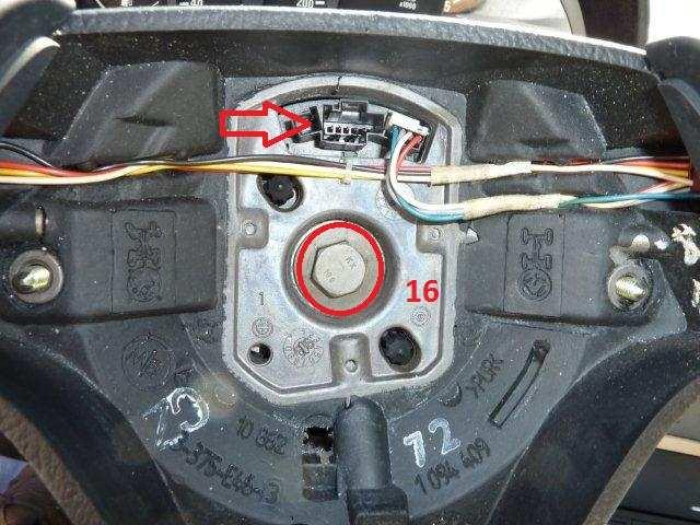 6.) Až šrouby povolíme, můžeme opatrně vyndat Airbag a odpojit ho od konektoru, který