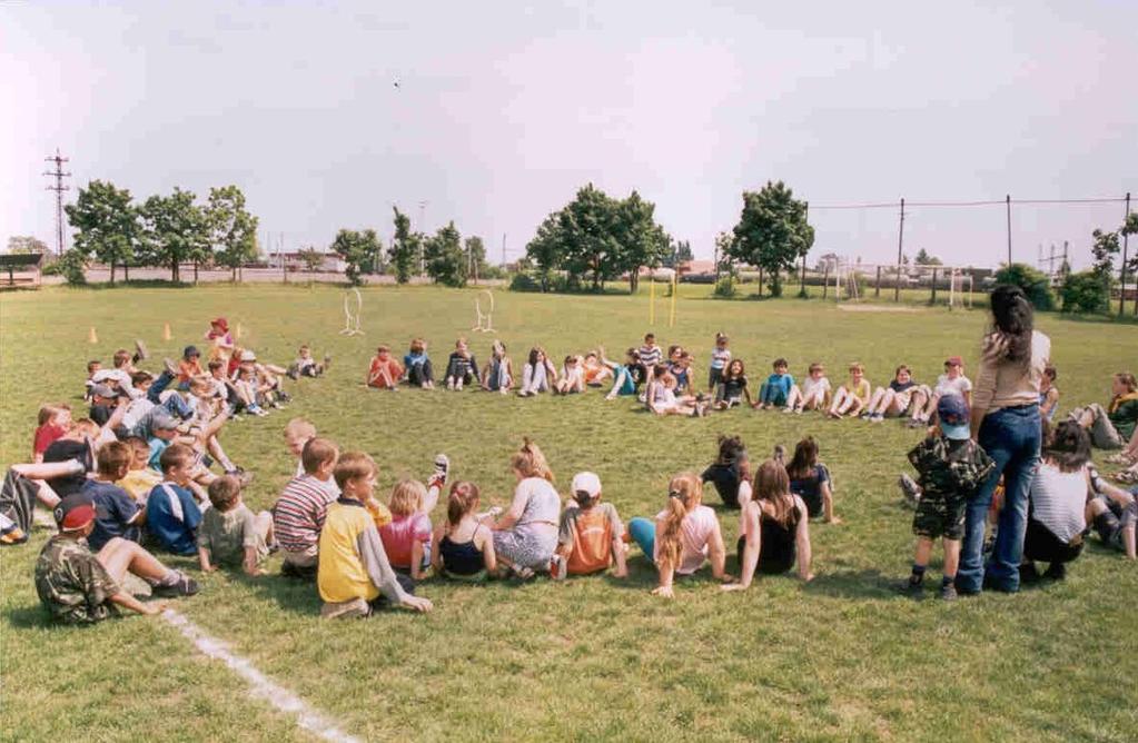 Ze zahájení dětského dne, přihlížející pod tribunou a střelci. Foto pan Josef Dušátko.