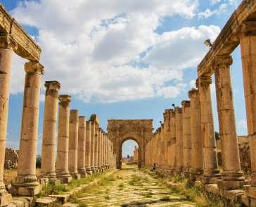 den: AMMAN / AJLOUN / JERASH / AMMAN Vesnice AJLUN s pevností a nádherným výhledem do údolí řeky Jordán. Návštěva JERASH - jednoho z nejzachovalejších řeckořímských měst na Středním východě.