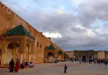 mozaiky, Medina - mešita Karaouine s nejstarší marockou univerzitou, mauzoleum zakladatele města Moulaye Idrisse II., medresa, knihovna, nejkrásnější brána Bab Jeloud, súky, koželužny.