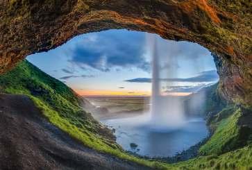 Cestou na ubytování do Akureyri - vodopád GODAFOSS. 7. den: Geotermálně aktivní oblast ostrova - oblast jezera MÝVATN. Pseudokrátery u vesničky SKÚTUSTADHIR.