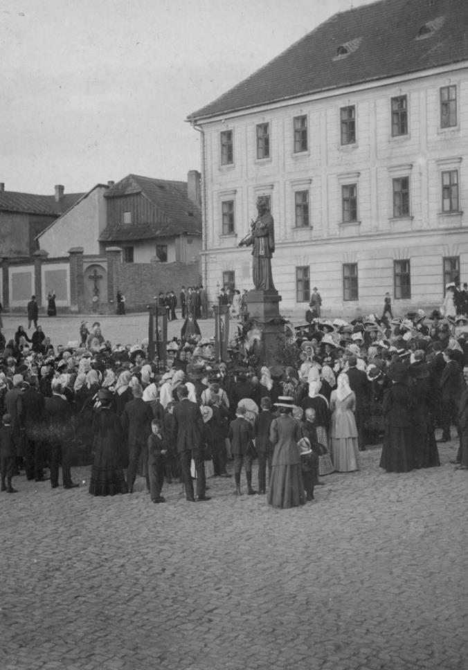 V roce 1961 skončila v ústraní hřbitova socha sv.