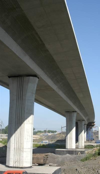 Betonové mosty II Modul M02 rovými nosníky spojenými mostovkovou deskou. Protože konstrukce je modelována pruty, lze výsledky analýzy přímo použít pro dimenzování prvků.