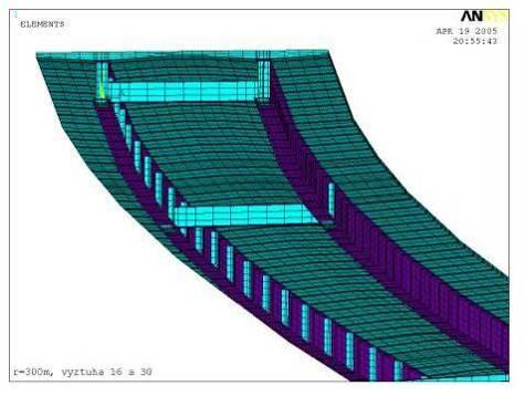 Ocel byla modelována deskostěnovými prvky SHELL63, spřažená deska prostorovými prvky SO- LID45 (obr. 3.