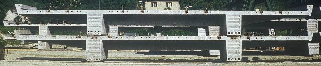 Betonové mosty II Modul M02 Protože moderní betonové konstrukce jsou běžně navrhovány bez mezilehlých příčníků, je nutno vliv deformace příčného řezu uvážit při návrhu tenkostěnných konstrukcí,
