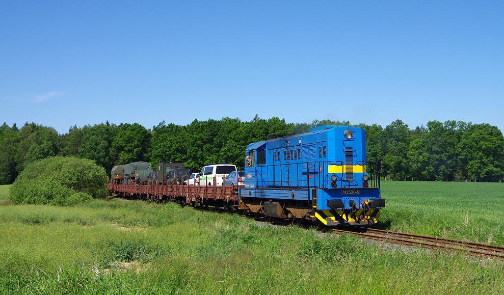 lokomotivou řady 742 do areálu letiště, viz obr. 3. Předávací kolejiště bylo elektrizováno, ale v minulosti došlo ke krádeži trolejového vedení, a tak je dnes bez trolejového vedení.