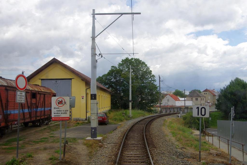 Obrázek 3: Oblouk o poloměru 125 m bez převýšení, v pozadí