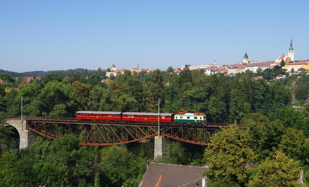 táborských Černých mostů, vlevo původní remíza elektrické