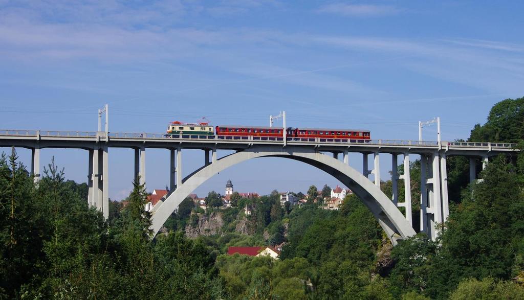 Obrázek 25: Most Duha a osobní vlak 28409 z