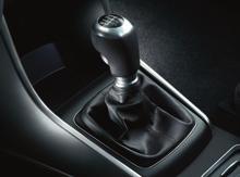 Připraven upoutat pozornost Interiér třídveřového modelu i30 působí oslnivě. Brilantní, od váž ný a luxusní každičký detail tohoto vozu Hyundai svádí k vyjížďce.