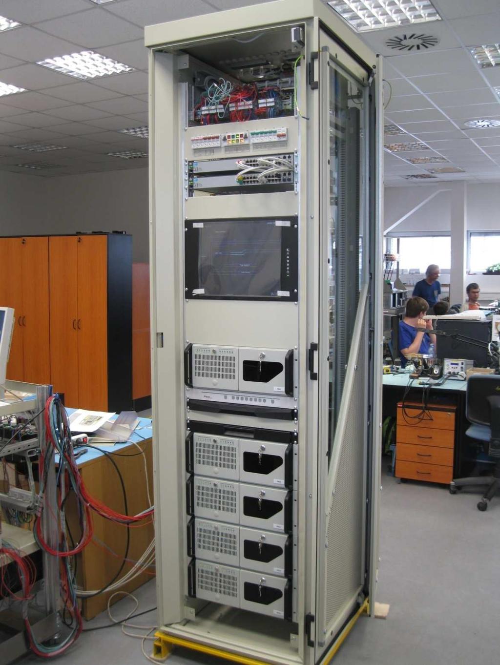 Obrázek 9: Skříň STP, pohled zepředu. Zdroj: Autor Technologické počítače TPC pracují jako systém se složenou bezpečností zálohou v uspořádání 2 ze 2. Jsou propojeny s výkonnou úrovní zařízení ESA.