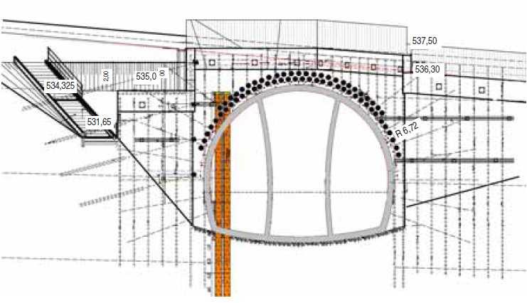 budoucího tunelu, přičemž čelní stěna měla částečně šikmý (rovnoběžně s osou komunikace) a částečně kolmý směr vzhledem k ose tunelu.