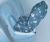 Vpředu musí být dětská sedačka namontovanáv poloze zády ke směru jízdy pro děti s váhou nižší než 13 kg: přední sedadlo musí být posunuté co nejvíce dopředu, aby se skelet dětské sedačky dotýkal
