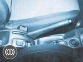 VÁŠ PEUGEOT 206 CC PODROBNĚ 87 Antiblokovací systém ABS* Za podmínky, že jsou použity pneumatiky homologované a v dobrém stavu, systém ABS zlepšuje stabilitu a ovladatelnost vozidla zvláště na
