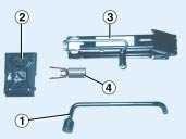 Nářadí, které máte k dispozici 1 - Klíč na demontáž kola je upevněný uvnitř zavazadlového prostoru vzadu na pravé straně. 2 - Podložka je uložená v pouzdru se zvedákem. 3 - Zvedák (v pouzdru).