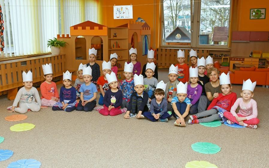 Tři králové Tak už máme po Vánocích, asi jsme byly hodné děti, protože pod stromečkem byla opravdu bohatá nadílka. Oslavily jsme Nový rok a zase jsme se shledaly ve školce.