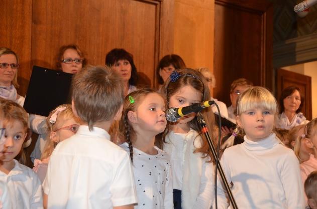 Ve druhé části koncertu zazněly písně převážně v podání všech paní učitelek mateřských škol Štefánikova a Hradecká.