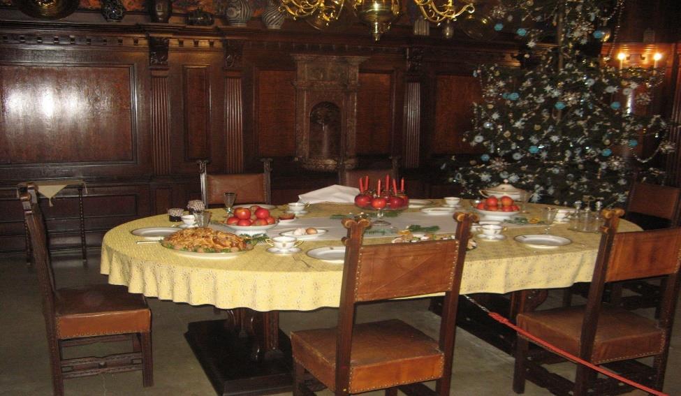 Celý interiér zámku byl vyzdoben vánočními stromky, na kterých byly pro nás neobvyklé ozdoby z různých přírodnin, papíru, staniolu a sušeného ovoce.
