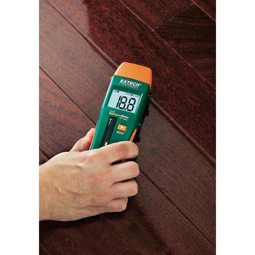 Extech MO26 Měřič vlhkosti Extech MO26 detekuje neinvazivní metodou (bez zapichování hrotů do materiálu) vlhkost v dřevě a v jiných materiálech, jako jsou dřevotřískové desky, podlahoviny, obklady