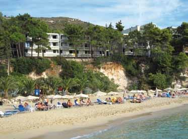 hotel a bungalovy, s modrou vlajkou EU oceněnými plážemi Platis Gialos a Makris Yalos hned v sousedství, je doslova utopen v porostu borovic a jiné, všemi barvami hrající květeny.