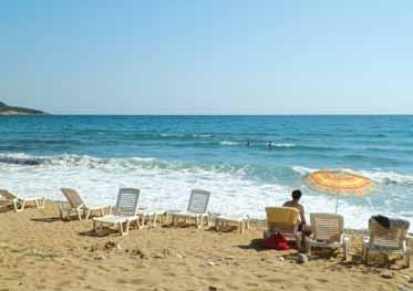 Známá písečná pláž Paradise Beach leží ve vzdálenosti cca 3 km od hotelu a další oblíbená písečná pláž Golden Beach je vzdálena cca 8 km. Od přístavu v Limenas je hotel vzdálen cca 30 km.