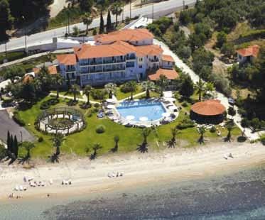 příplatek Poloha: tento hotel, patřící mezi kvalitní zástupce své kategorie na Sithonii, je postaven přímo u krásné písčité pláže Makria Lagada v oblasti Nikiti.