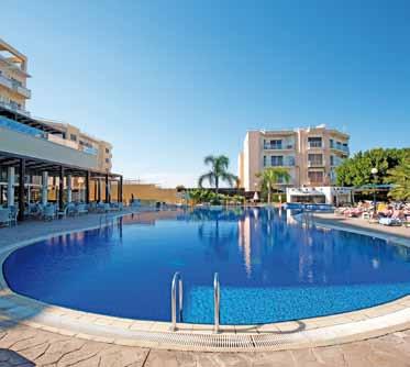 Hotelový komplex se nachází ve vzdálenosti cca 6 km od centra Protaras, letiště v Larnace je vzdáleno asi 60 km. Nákupní možnosti jsou v blízkém okolí hotelu.