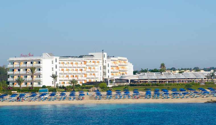 Hotel Asterias Beach ****+ Velmi oblíbený a žádaný hotel s mezinárodní atmosférou ležící na krásné písečné pláži byl během zimy roku 2011 kompletně zrenovován.