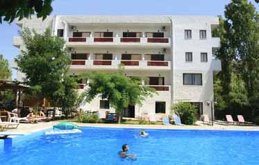 Hotel Zafiria *** Jednoduše zařízený, ale velmi příjemný hotel je vhodný pro nenáročné klienty, kteří upřednostňují klidnější dovolenou s možností koupání na jedné z nejznámějších pláží Kréty a