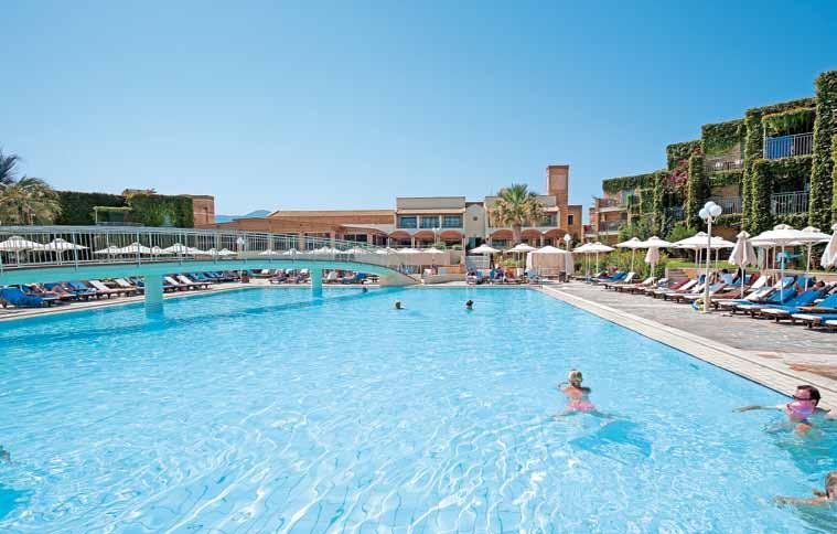 Hotel Aquis Bella Beach ***** Příjemný hotelový komplex plný zeleně, jednotlivé hotelové budovy se doslova utápějí v pnoucích květinách.