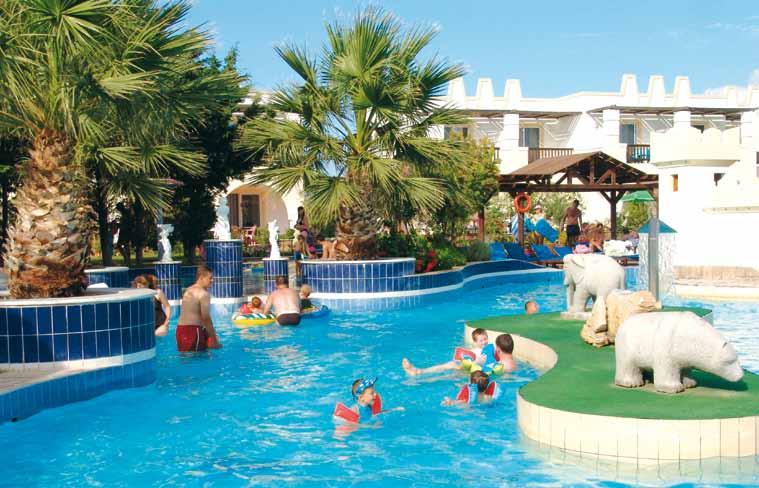 Hotel Gaia Royal Village **** Oblíbený hotel s nádhernou zahradou, několika bazény a polohou nedaleko dlouhé písčité pláže je ideální především pro rodiny s dětmi.