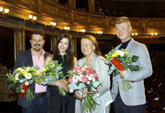 Cena pro Magdalénu Matějkovou V pondělí 27. 8. byla oficiálně zahájena sezona na jevišti Národního divadla. Do síně slávy byla uvedena herečka Iva Janžurová.