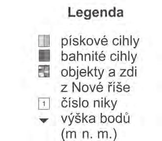 Kaple kompletně pokrývala vrstva žlutého písku, jenom nad podlahou byl písek hnědý a vlhčí, s více zlomky keramiky. Západní stěny všech kaplí byly zdobeny nikováním.