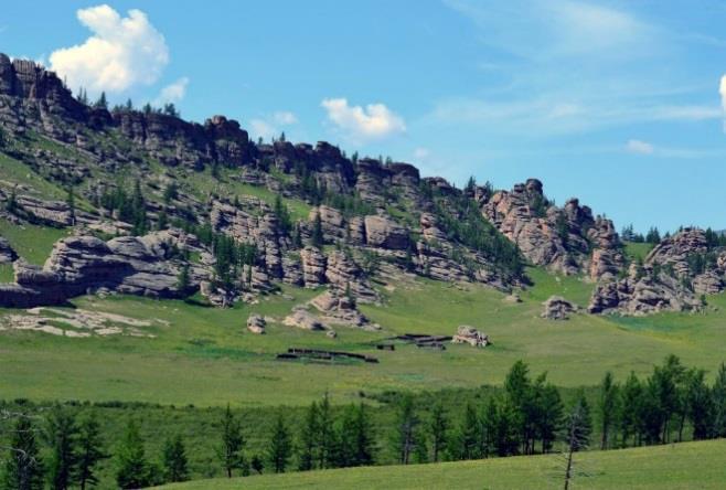 odpadává. Tento jev je nazýván jako deskvamace. S tímto jevem se můžeme setkat v oblastech s aridním a teplým klimatem.