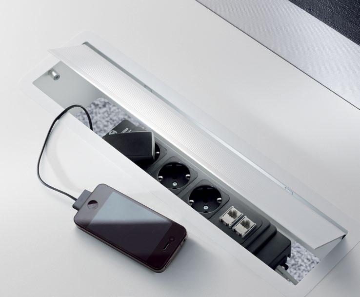 Kabelová šachta s víčkem pro upevnění zásuvkových lišt pro jednoduché zapojení na úrovni stolu. Kabelový kanál.