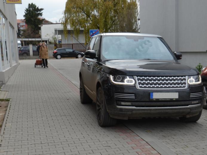 Obrázek 06. Benešov před osazením Obrázek 07. Benešov krátce po osazení Pohyb chodců se ihned po osazení sloupků usměrnil do vymezeného prostoru.