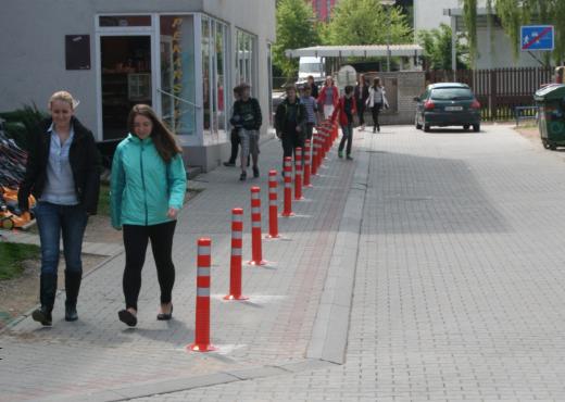 Učitelky z blízké školy téměř s nadšením kvitovaly nové opatření s tím, že něco takového bylo dlouho potřeba. Naopak místní obchodníci s nastalou situací vyjádřili poměrně hlasitý nesouhlas.